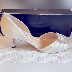Nina ivory bridal heels- classy & worn only a few hours. Great condition sz 8.5